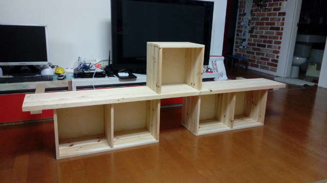 집성목으로 만든 선반 겸 책장