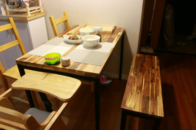 아카시아로 만든 식탁입니다