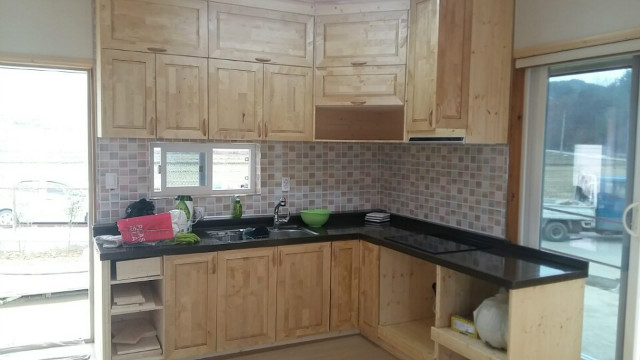 알판 도어로 만든 싱크와 가구