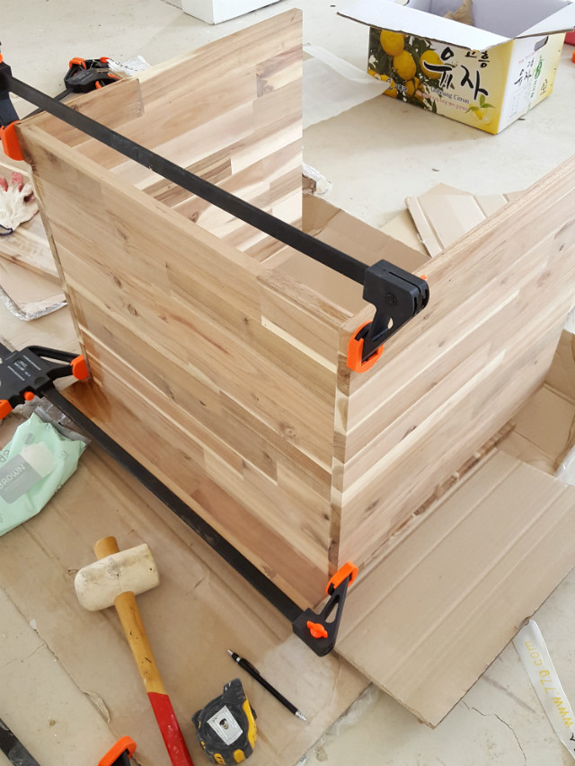 아카시아나무로 만든 세면장