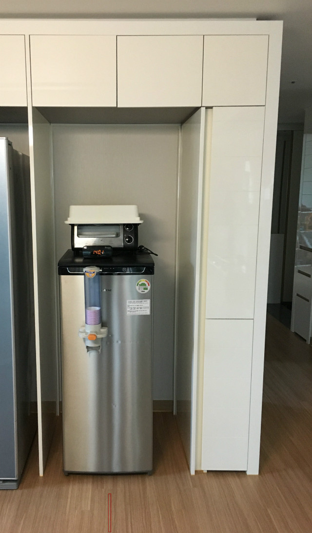 김치냉장고공간을 수납장으로 변신시켰어요