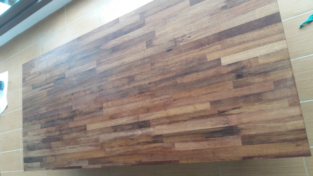 철제프레임 책상에 멀바우 상판을 올려 봤습니다.