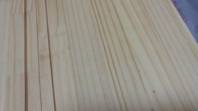 집성목으로 만든 3단 수납장