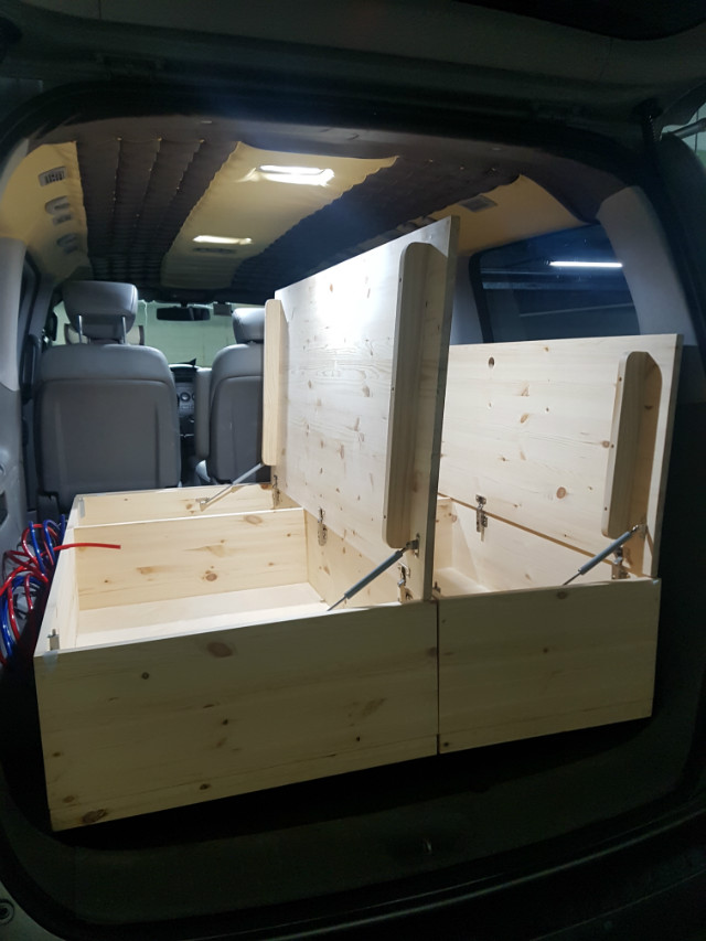 레드파인으로 만든 수납장겸 침대