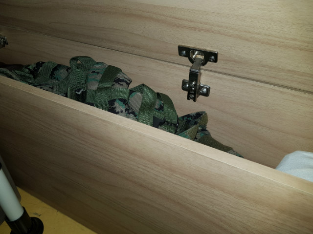 수납장을 활용한 짜투리 가방보관함