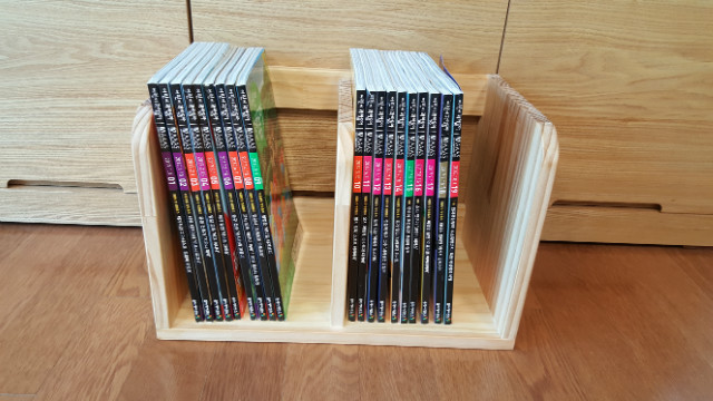 집성목으로 만든 잡지꽂이