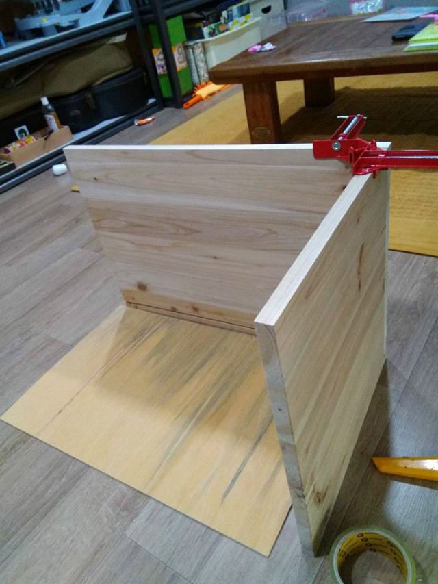 삼나무로 만든 협탁