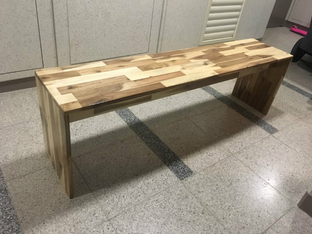 아카시아 나무로 만든 벤치의자