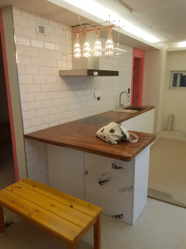 멀바우 상판으로 만든 싱크대와 아일랜드 식탁