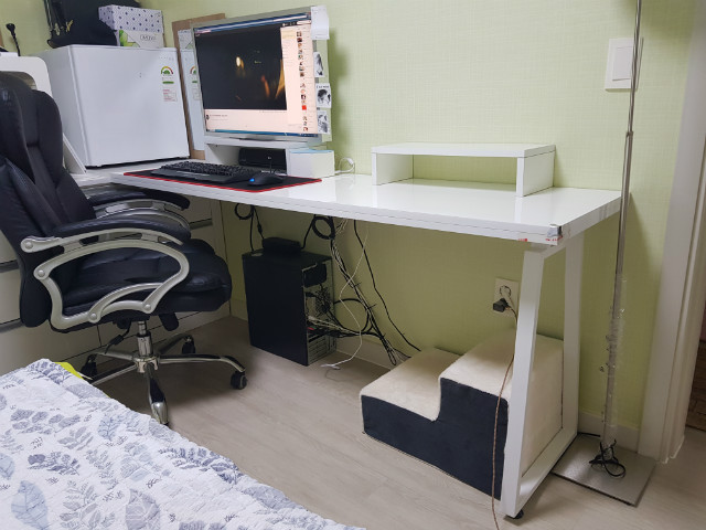 UV펄 화이트 상판으로 간단하게 만든 컴퓨터 책상