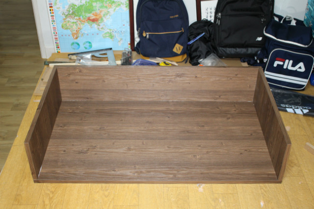 코팅 합판으로 만든 옷장