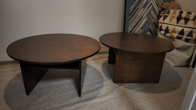 작은 원형 탁자