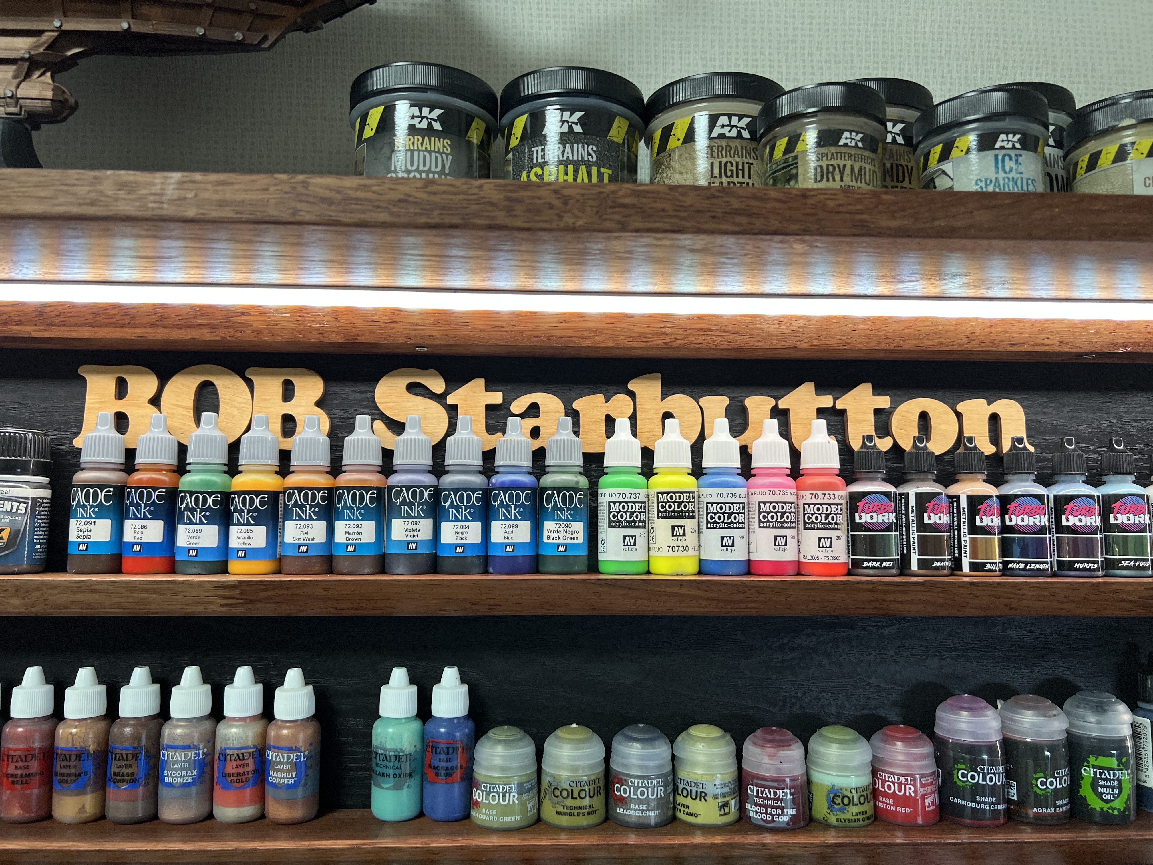 멀바우로 만든 아크릴 물감 및 미니어쳐 장식장