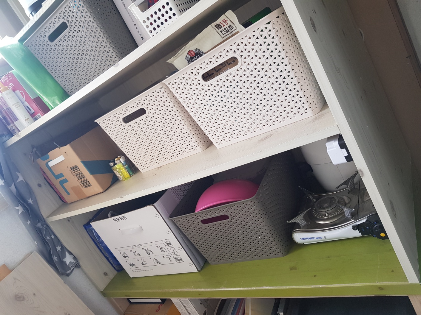 안쓰는 책상으로 다용도 선반 만들었어요.