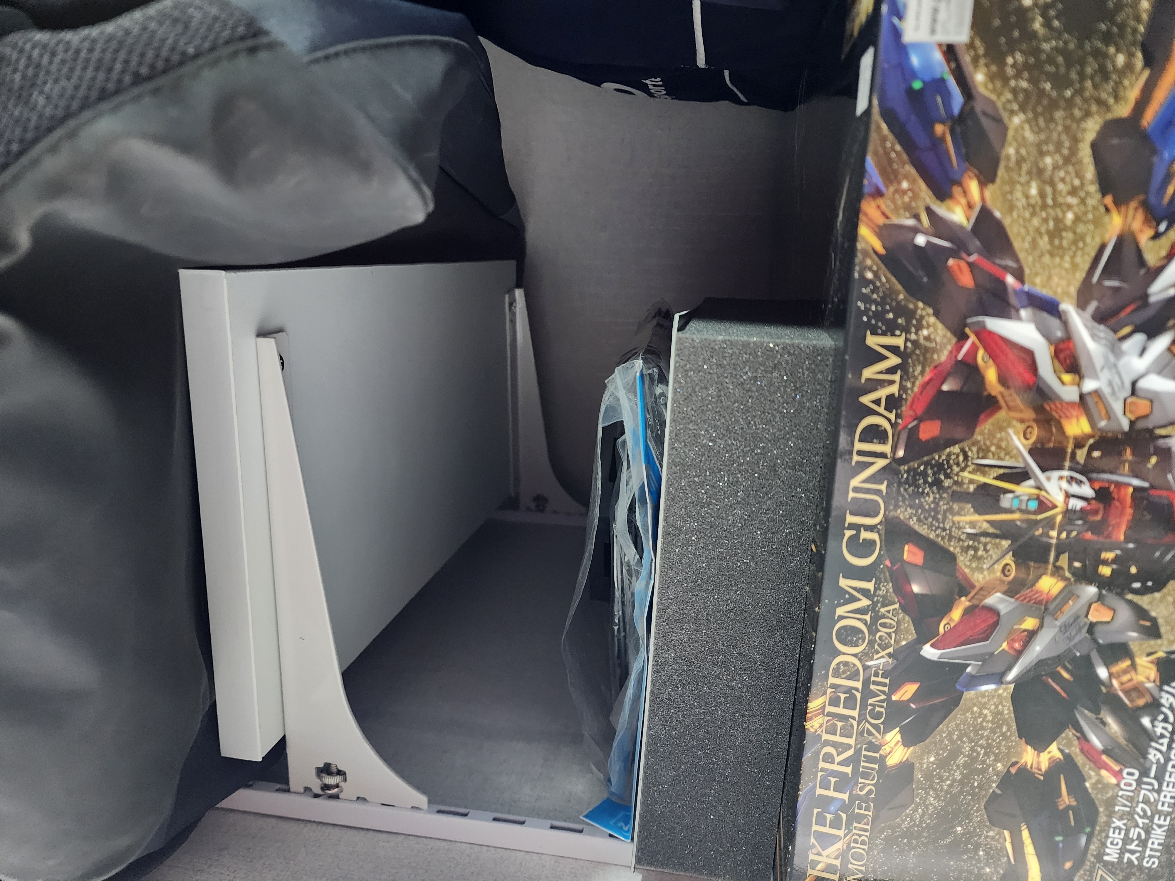 작은방에 코팅합판 백색 3장으로 찬넬 선반