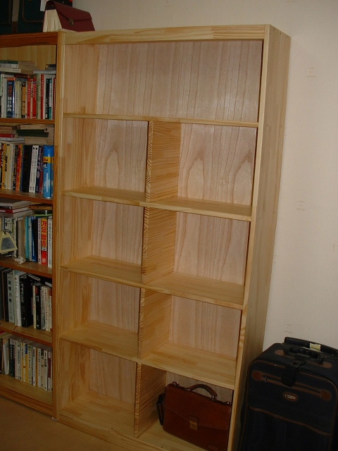 책장과 유아용 책상-의자