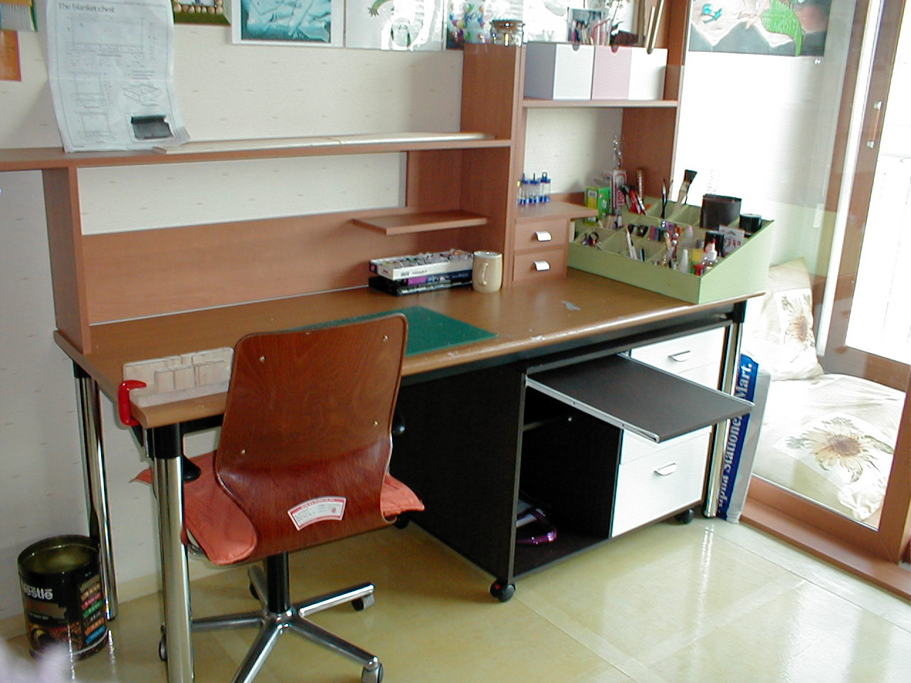 책꽂이 겸용 선반과 서랍장