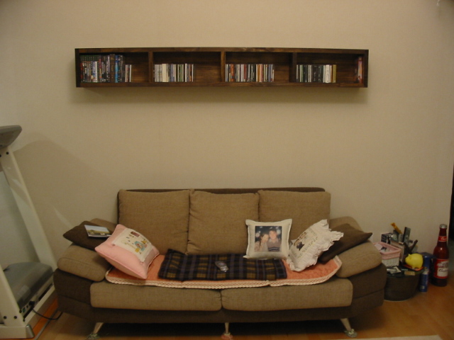 거실벽에 2100mm cd,dvd 선반 제작입니다.