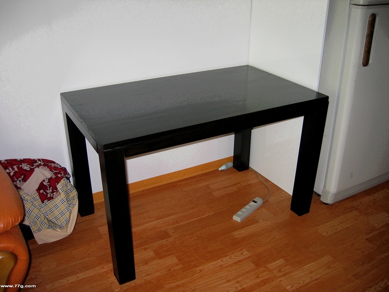 책상을 만들었는데 모습이 식탁처럼 되버렸습니다.