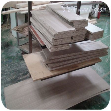 너무 춥네요. 추운날 저희가 점심시간에 쉬는 모습입니다. 난로옆에 옹기종기