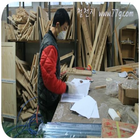 붙박이장 조립하느라 공장이 꽉찼어요. 신입사원들 탁구실력을 점검했습니다.