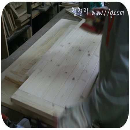 어제 얘기한 영주임 책상 입니다. 그리고, 송과장은 새차 모닝을 뽑았어요.