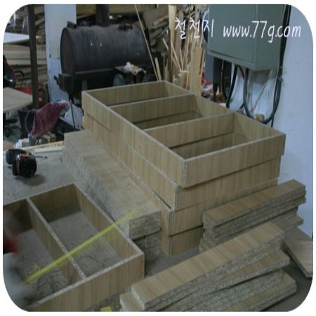 전화기 박스를 만들고 있는 중입니다. 사무실은 공사중이고요. 벽이 완성되었어요.