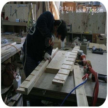 송과장 벽면에 낙서하다 딱걸렸어요.일과 재미가 고기의 마블링 처럼 골고루 섞여야~