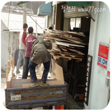 아침부터 쓰레기를 치우느라 난리가 났습니다. 내부 공간을 좀더 늘리고자 반품 파손 목재를
