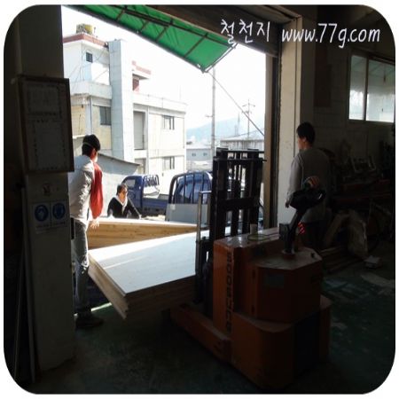 얼마전에 다친 박주임에게 주사 한대 놔주었습니다. 이제는 절대 다치지 마라.