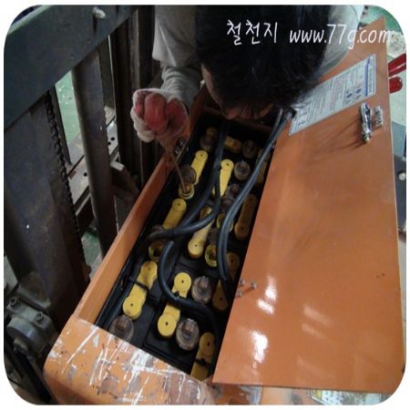 미닫이문과 폴딩도어에 대한 요청이 계속 와서요. 국산 부속으로는 도저히 양에 안차더라고요