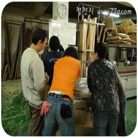 오늘 미닫이문 수납장을  제품을 만들어 봤습니다. 창문에 사용하던 걸 조금 응용하면