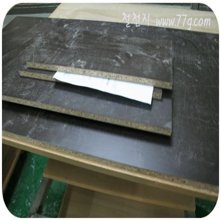 철천지 공장도 직원들 개인 작업실이 훤히 들여다 보이는 공간이 되는