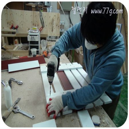 시멘트 깨진 듯한 효과를 주어서 30년은 된듯한 벽면이 만들어 졌습니다.