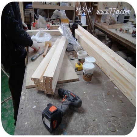 새로운 디자인으로 오리나무와 스프러스를 혼합하여 만든 문짝을 제작 했습니다