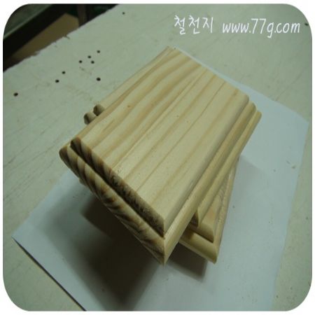 모서리를 짜임 형식으로 그리고 안에는 숨은 바퀴 구조가 있어서 잘 굴러 갑니다.