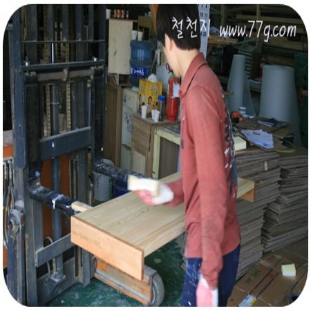 오전부터 형제같은 이주임님과 영선군이 엘프러스 침대에 바니쉬 칠을 하고 있군요~