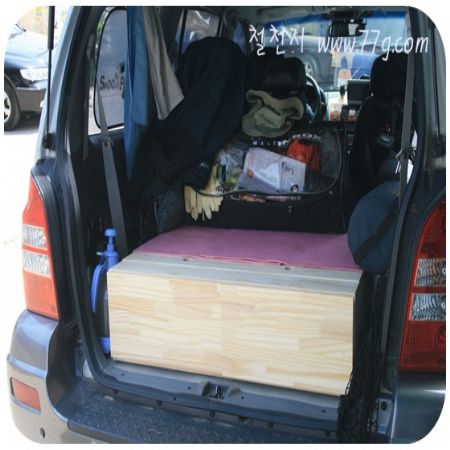 먼저 몇일 전 받아본 스프러스 합판에 바니쉬를 훅훅~칠해주고!!