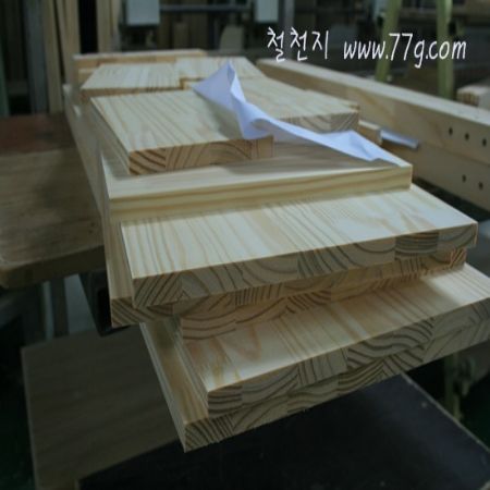 저희침대는 어느 각도에서 보아도 넉넉히 사용된 원목으로 자연미 그대로를 느낄수 있습니다.