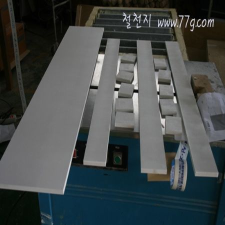 트렁크 박스를 샌딩중인 경민씨~~ㅋㅋㅋ오늘만하면 주말이다!!힘네야지~