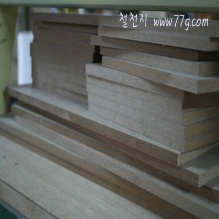 어제 마무리 못지은 이대리님 작품에 아일랜드 식탁 문짝들이 나열되어 있네용