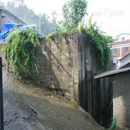 숲속도서관을 출고하기위해서 1톤트럭에 싣는 중입니다!!