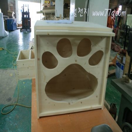 슬라이딩 방식의 고양이집을 만들었습니다.