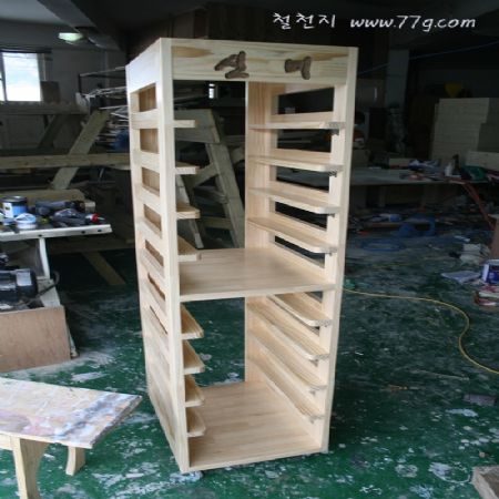 식당에서 쟁반을 여러개 올려둘 원목 쟁반랙 입니다.