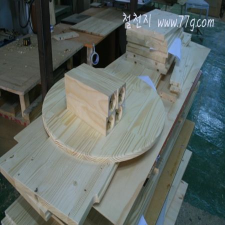 과장님께서 커피드립에 도색과 바니쉬 마감을 해주고 계시네요!