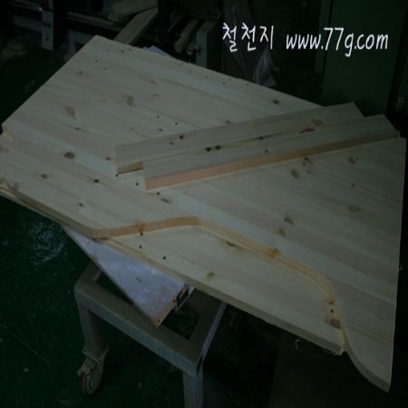 과장님께서 책상을 뚝딱만들고 바니쉬까지 마감하고계시네요