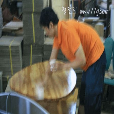 코어합판으로 문짝을 만들고 계신 영주임님~ㅋ한쪽문 수납장과 같이 출고