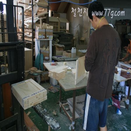 아침부터 시즈닝 서랍장을 가공하는 경민 사원을 밀착  취재 해 볼께요^^