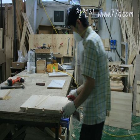 조각 조각의 나무조각을 바둑판 모양으로 배열한 큐빅스 상판 책상