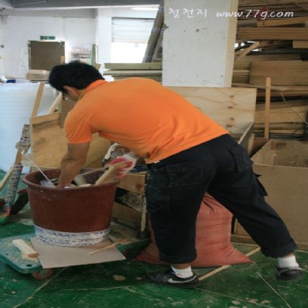 오늘은 현관문을 가공 할 차례네요, 웨스턴도어의 변형요청 입니다.